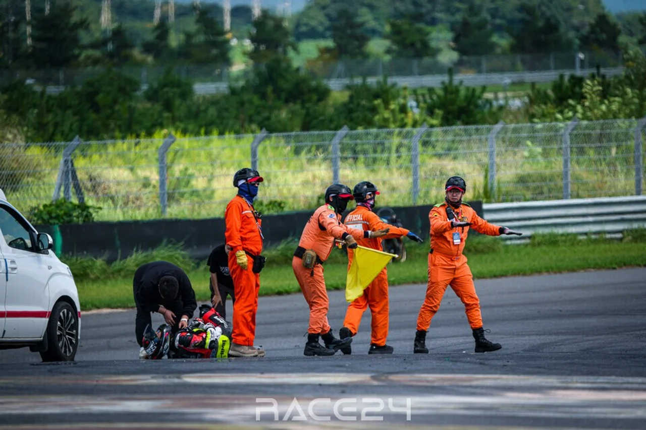 [Photo] Tense Moments on the Track, Quick Response from Officials
